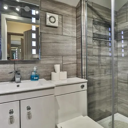 Luxury 3 X Double Bed Location *