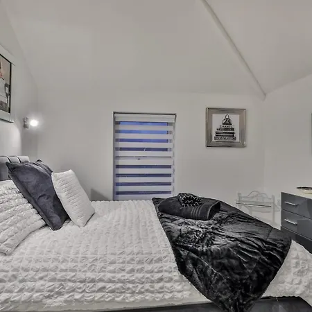 Luxury 3 X Double Bed Location