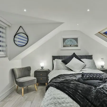 Luxury 3 X Double Bed Location * Scarborough