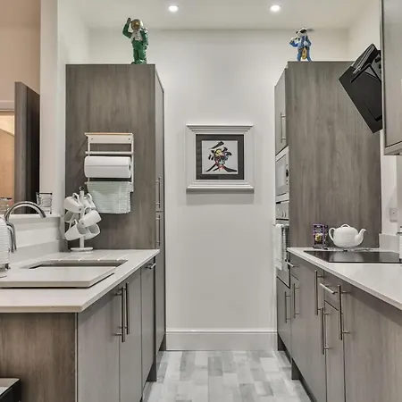 Luxury 3 X Double Bed Location *