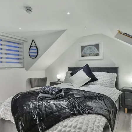 Luxury 3 X Double Bed Location